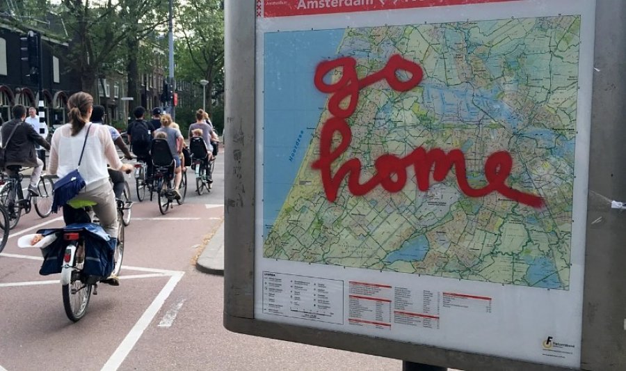 Banorët e Amsterdamit kundër turizmit masiv: Paraqesin padi ndaj bashkisë