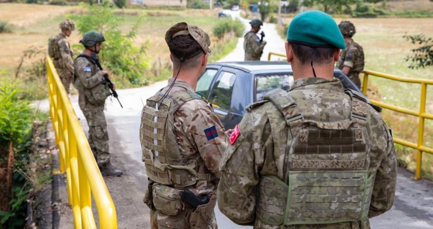 Ushtarët turq të KFOR-it patrullojnë në territorin e Kosovës