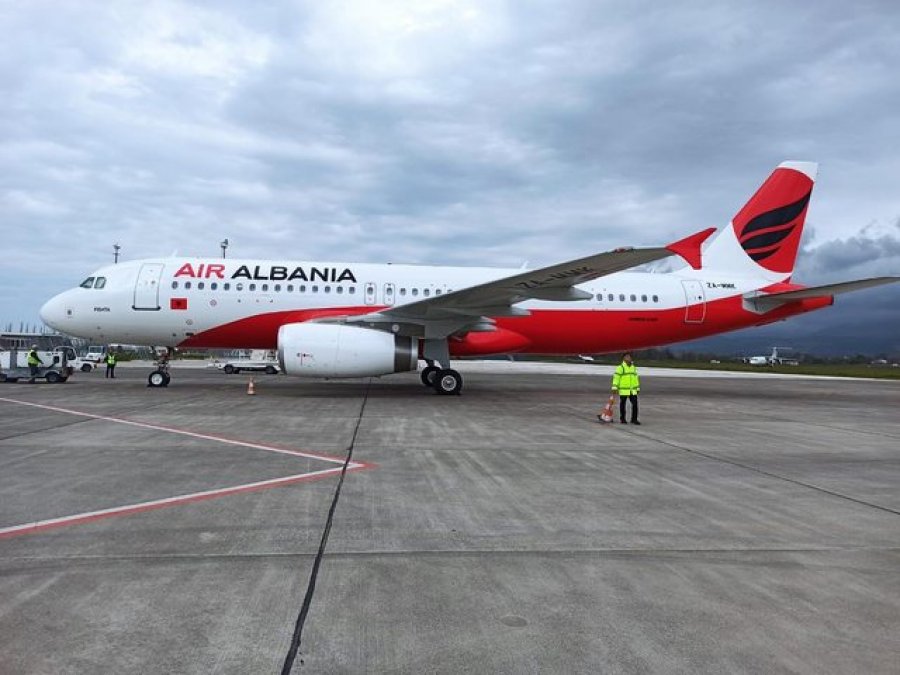 Arkivoli 'ngec' në avionin e Air Albania për orë të tëra në temperatura të nxehta