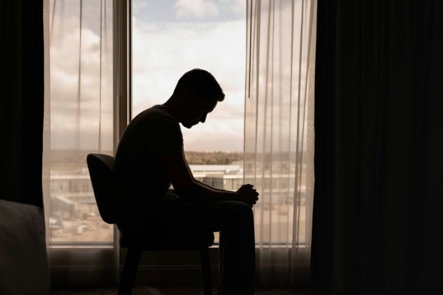 Një në katër persona me HIV kanë simptoma të depresionit të moderuar ose të rëndë