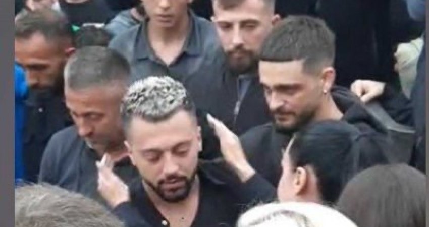 Egli Tako merr pjesë në ceremoninë e varrimit të vëllait të Gjestit
