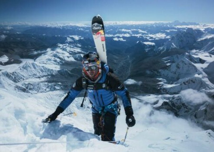 Çmenduri/ Alpinisti polak bën histori, zbret me ski Malin Everest pa bombol oksigjeni
