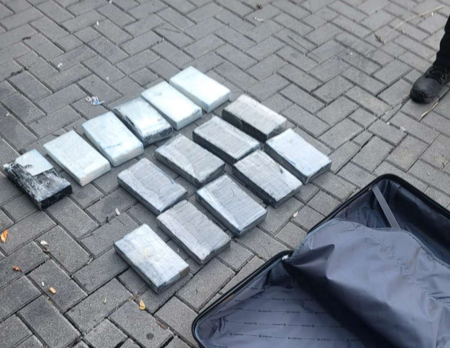 Po trasportonin 16 kg kokainë/ 3 të arrestuar në Spanjë, u gjenden euro dhe para shqiptare