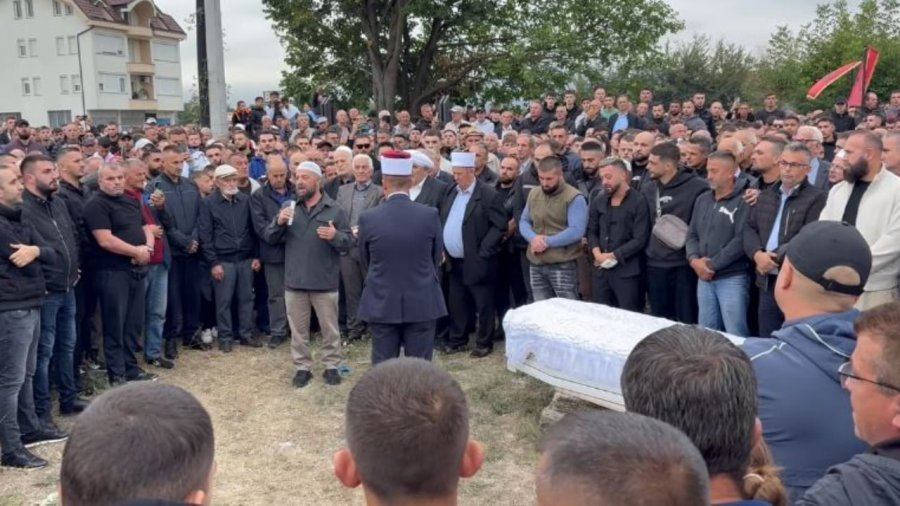 Aksidenti tragjik/ Me lot në sy Gjesti i jep lamtumirën e fundit vëllait të tij 15 vjeç