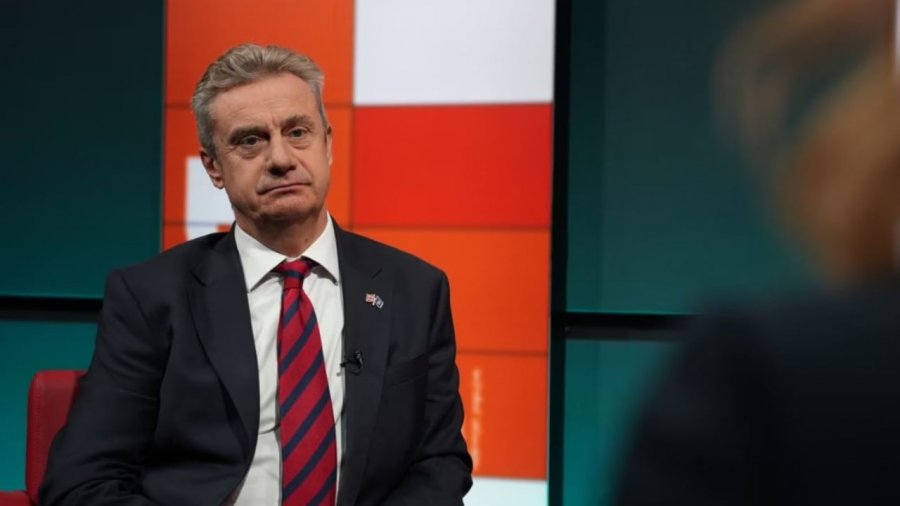 Ambasadori britanik: Ngërçi politik po e lë Kosovën pa zë ndërkombëtar, Kushtetuesja duhet të respektohet