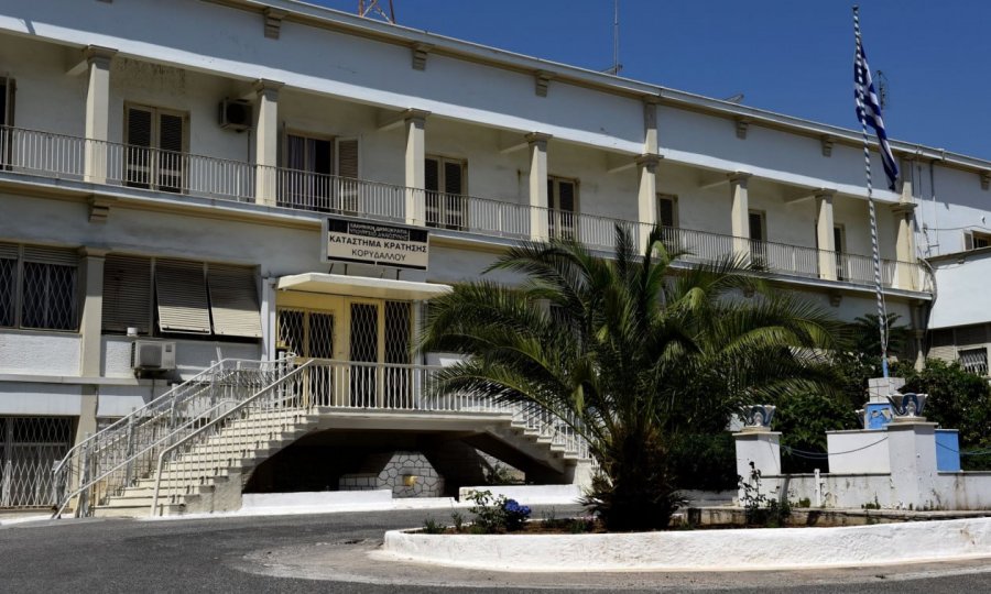 Pakot me drogë ‘fluturojnë’ drejt burgut të Korydallos – Kokainë dhe hashash për të dënuarit, mes tyre edhe shqiptarë