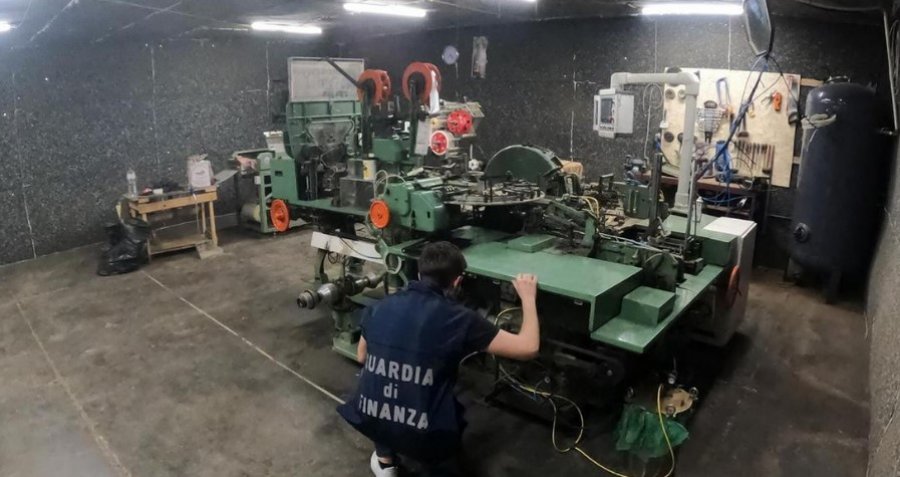 E fshehur nën tokë, zbulohet fabrika ilegale e prodhimit të cigareve në Itali