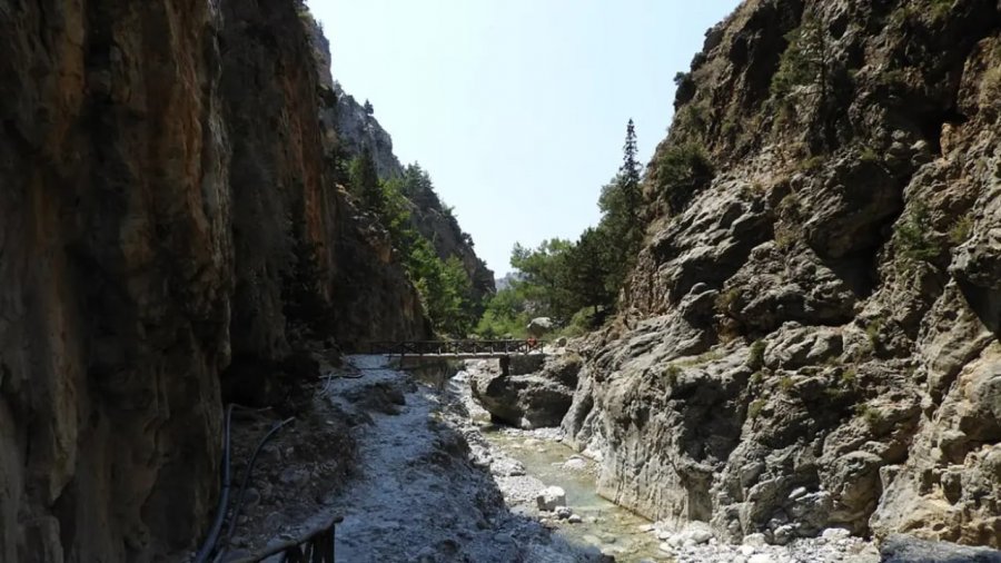 Reshje të dendura shiu dhe stuhi të forta, mbyllet një nga pikat më atraktive të Kretës