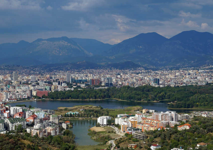 Ekonomia po rritet vetëm nga rrogat e shtetit, industria e bujqësia me rënie, dobët ndërtimi e turizmi