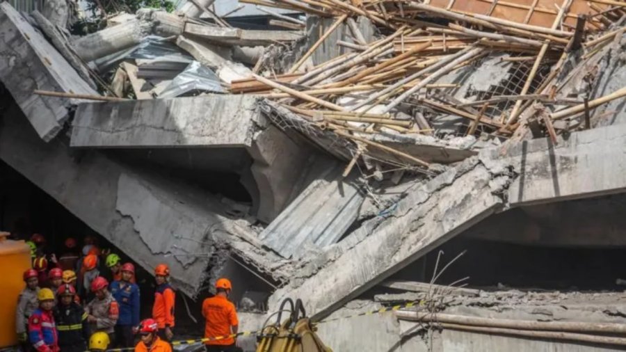 Shembet shkolla islame në Indonezi, dhjetëra studentë të bllokuar, 3 të vdekur dhe 99 të plagosur