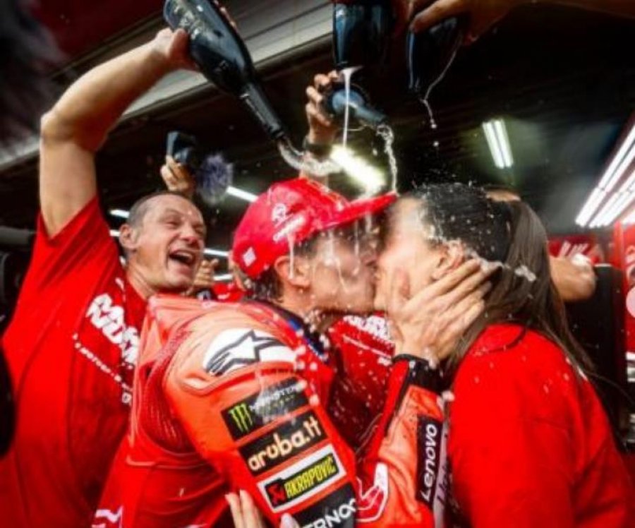 FOTO/ Mark Markez feston me shampanjë dhe me puthje titullin kampion në Moto GP