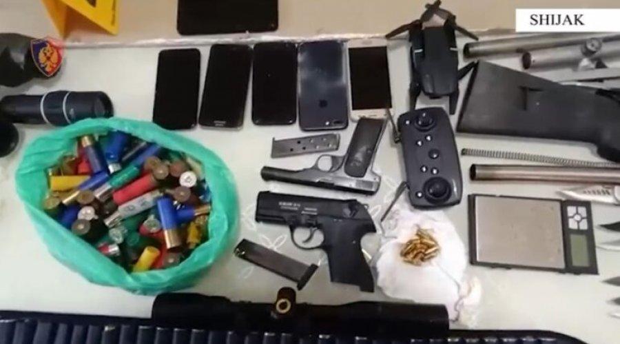 I gjenden 2 armë zjarri, municion luftarak dhe kokainë, arrestohet 59-vjeçari në Shijak