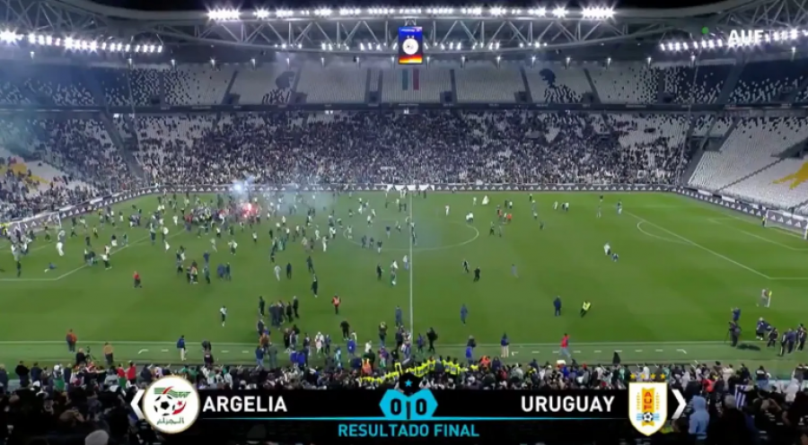 Tifozët e Algjerisë pushtojnë fushën, shkaktojnë kaos pas barazimit 0-0 me Uruguain