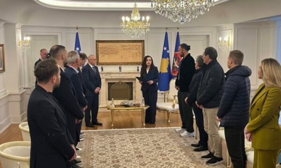 Presidentja Vjosa Osmani dekoron futbollistët e Kosovës
