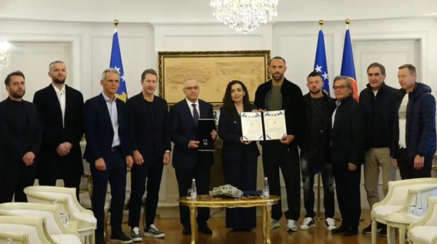 Vjosa Osmani dekoron Kombëtaren e Kosovës, i duartroket edhe Albin Kurti: Ishim afër madhështisë