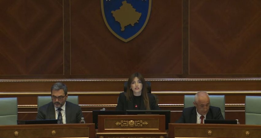 Seanca plenare nis me kujtimin e demonstratave të pranverës së ’81-ës