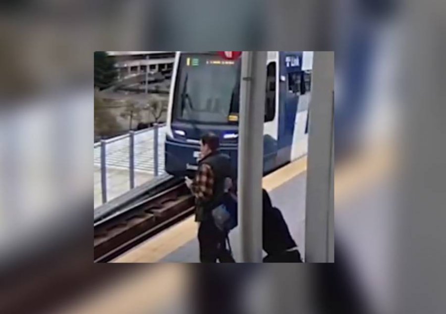 VIDEO/ Çmenduri! Pasagjeri po priste në stacion, i riu shtyn drejt shinave të trenit që po vinte