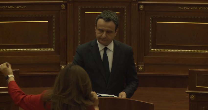 “Mos na shit përralla, kthehu në temë”, Ganimete Musliu ia kap mikrofonin Albin Kurtit
