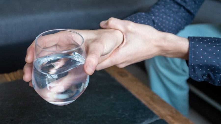 A mund të jenë dridhjet e duarve shenjë e sëmundjes së Parkinsonit? Kur duhet të shkoni te mjeku?