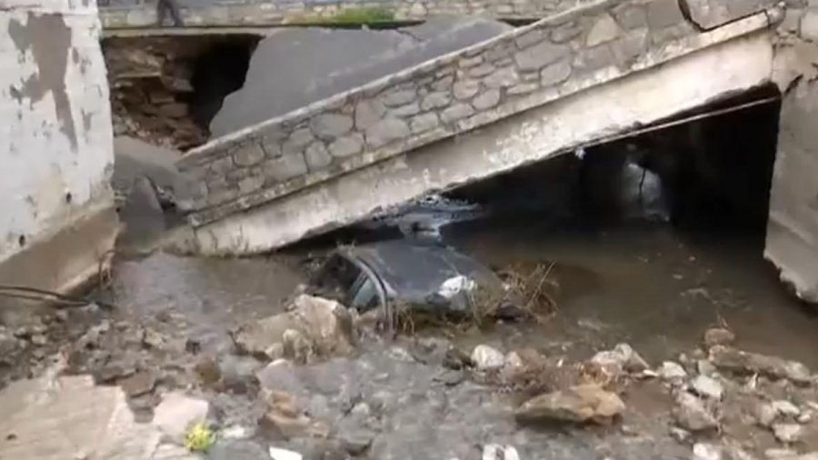 Greqi/ Moti i keq në Poros - Rreth  25 shtëpi të përmbytura, shembet ura dhe makinat bien në det