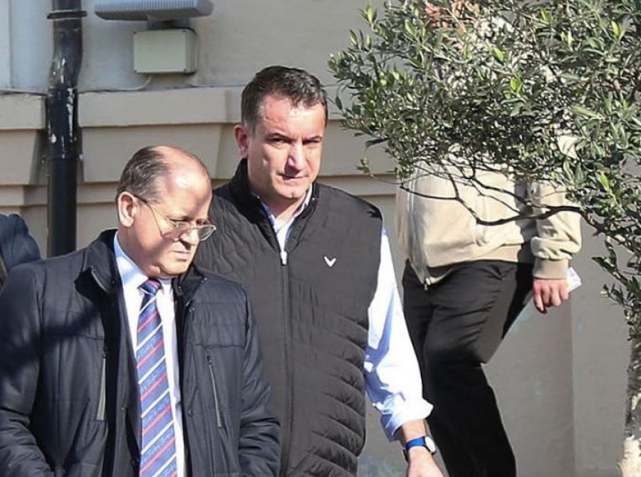 I jepte celularin Veliajt në furgonin e policisë, shoqërohet me detyrim ish efektivi i paraburgimit 
