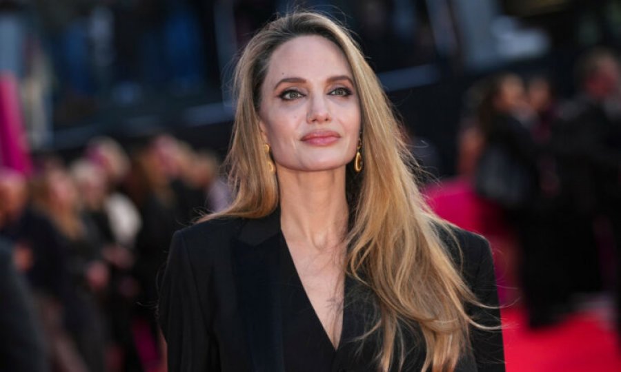 Angelina Jolie e 'panjohshme' ngjall një teori konspiracioni 