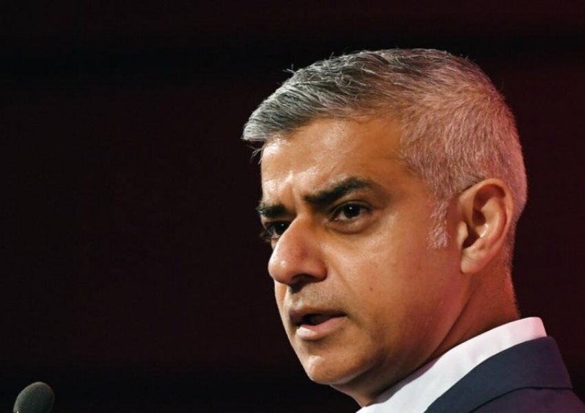 Skandal në Londër, policia që ruan kryebashkiakun Sadiq Khan harron jashtë banesës së tij çantën me armë
