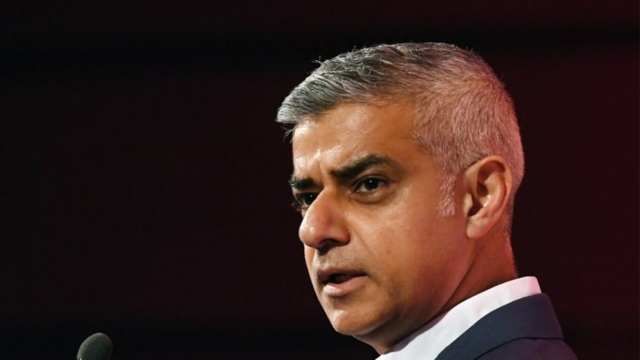 Skandal në Londër, policia që ruan kryebashkiakun Sadiq Khan harron jashtë banesës së tij çantën me armë