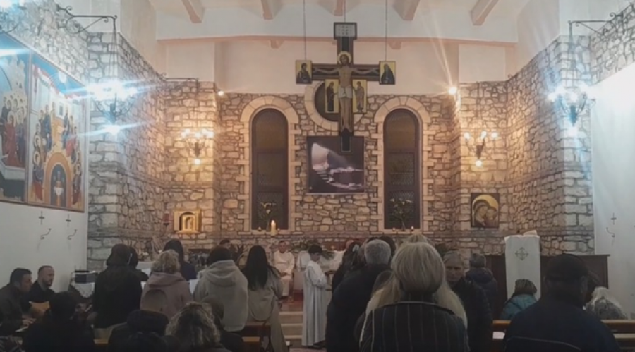 Berati dhe Kuçova kremtojnë Pashkët! Mesha e Shenjtë e Pashkëve mbush Kishën ‘San Luca’