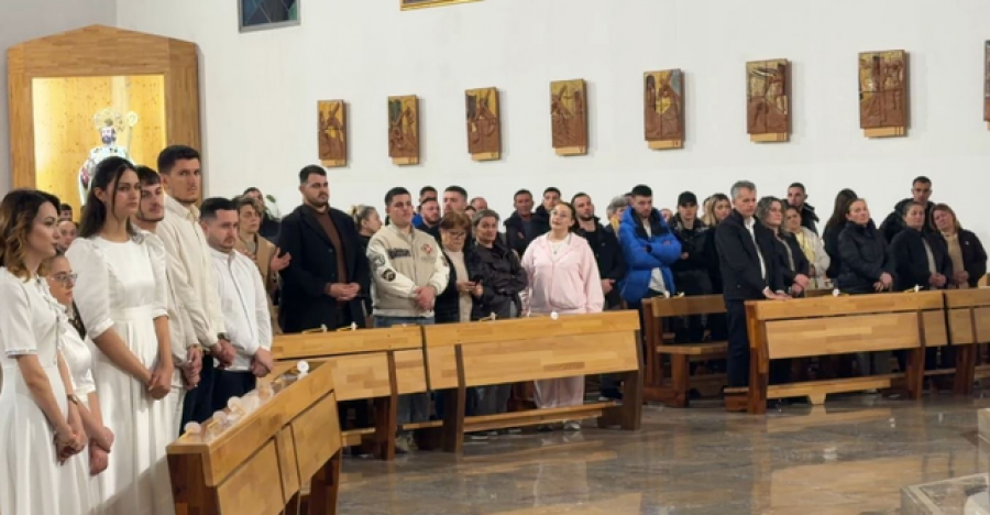 Lezhë/ Mesha e Ringjalljes mbush Katedralen e ‘Shën Nikollit’