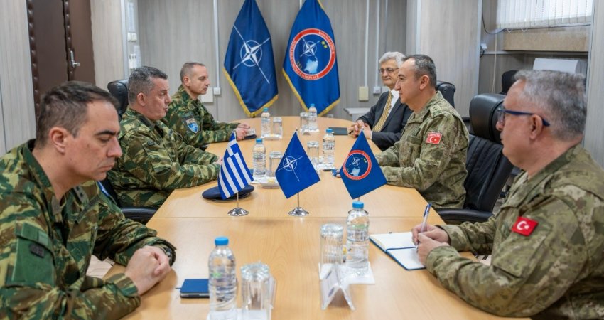 Komandanti i KFOR’it takon gjeneralin grek, diskutojnë për sigurinë në Kosovë