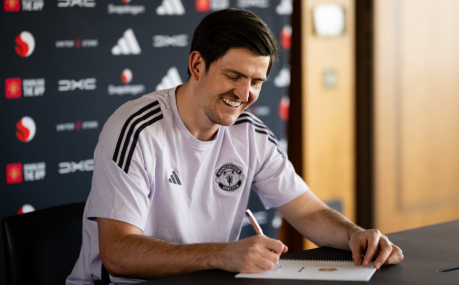 Harry Maguire rinovon kontratën me Manchester United