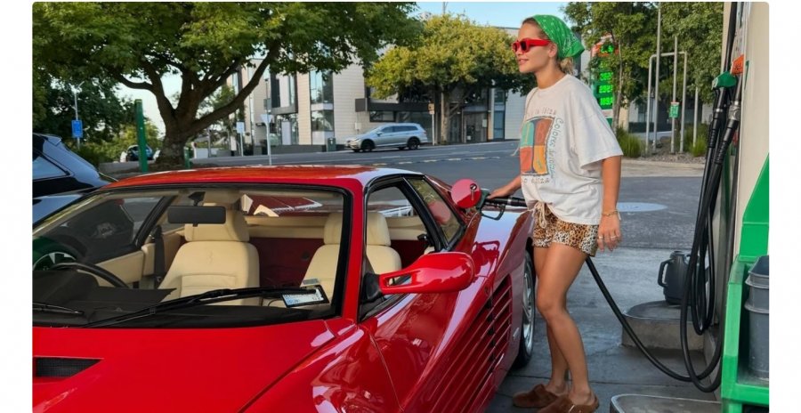 Rita Ora mbush vet me karburant veturën e saj 'Ferrari'