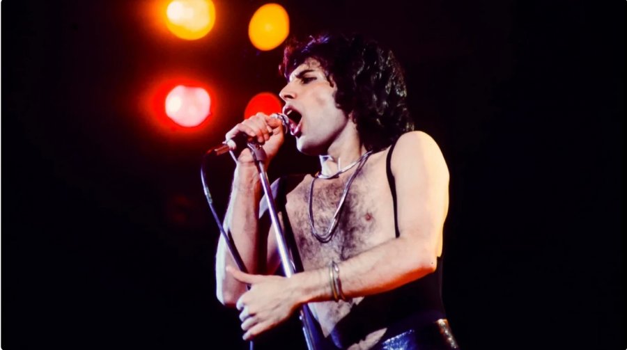 Freddie Mercury, fëmijëria traumatike që e çoi drejt madhështisë