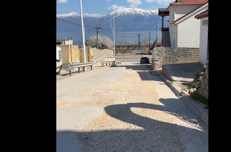 Mëmëlishti pa ujë të pijshëm, banorët detyrohen ta sigurojnë me mjete rrethanore