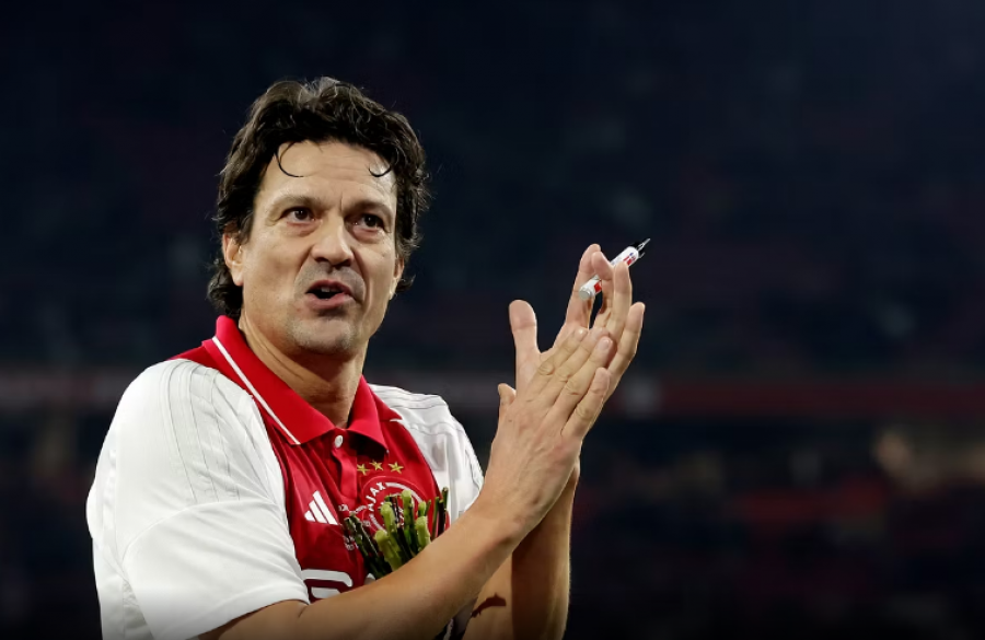 Legjenda e Ajax-it rikthehet në fushë në moshën 55-vjeçare, do të luajë me fëmijët e tij në Estoni