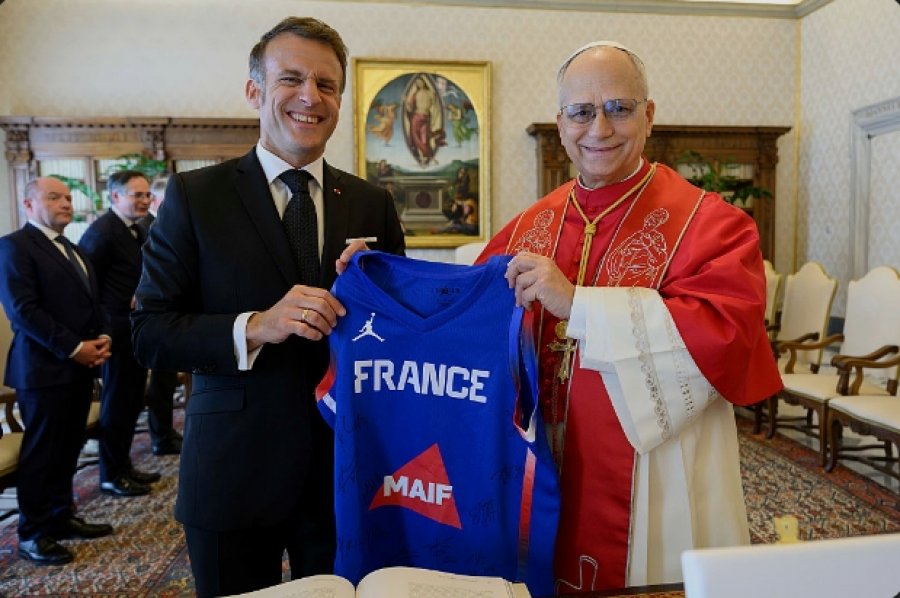 Papa Leo dhe Macron takohen në Vatikan për herë të parë, bëjnë thirrje për paqe