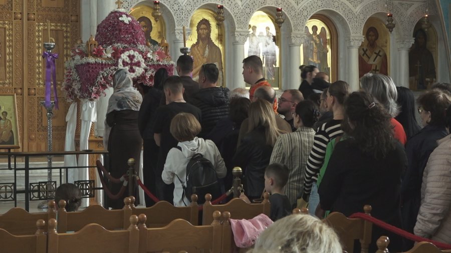 Kremtohen Pashkët në Berat e Gjirokastër/ ‘Fitore e jetës mbi vdekjen, dritës mbi errësirën’ -  Besimtarët urojnë paqe dhe begati!