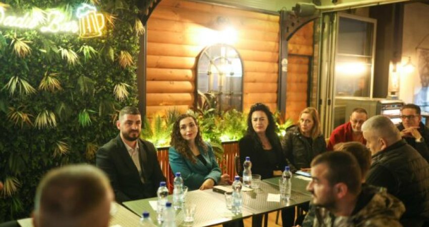 Osmani takim me qytetarët në Gjilan, në tubim merr pjesë edhe ish-deputetja e LDK-së
