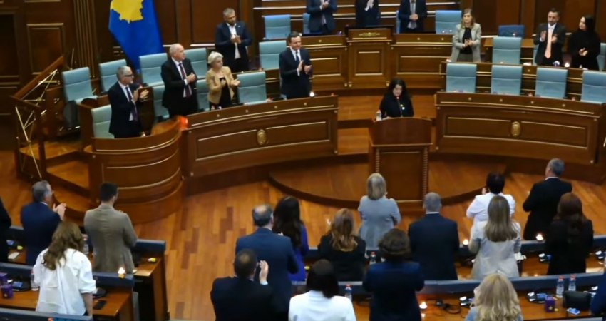 Vasfije Krasniqi përlotet gjatë fjalimit në Kuvend, deputetët ngriten në këmbë