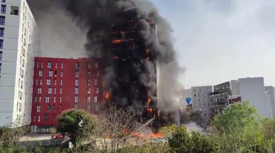 Zjarri masiv në kompleksin pranë QSUT, 7 në spital! Mes tyre banorë dhe zjarrfikës