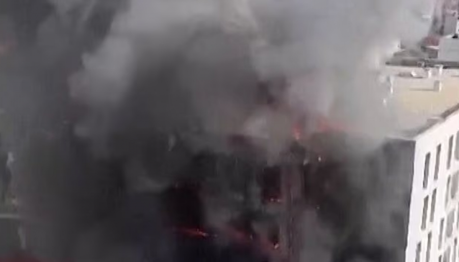 Zjarri gjigant përfshin bllokun e kullave në Shqipëri/ Pamjet bëhen virale në mediat ndërkombëtare