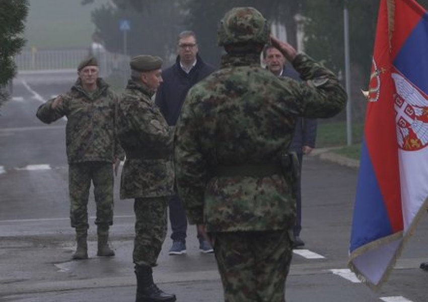 'Pres të shpërthejë këtë vit'/ Vuçiç: Ushtria serbe duhet të krijojë njësi me dronë sulmues 