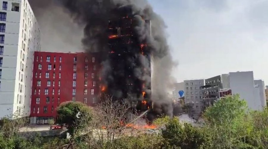 Zjarri që përpiu një pallat të tërë në kompleksin në Tiranë/ Zbardhet bilanci: 30 apartamente të djegura...