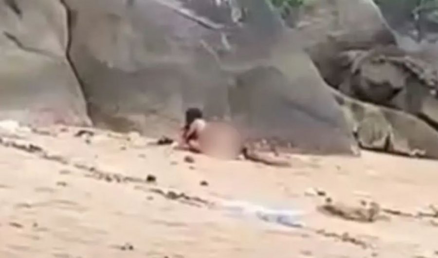 FOTO/ S*ks në plazhin publik, çifti i turistëve francezë tërbon Tajlandën! Policia i arreston, i dënon me...