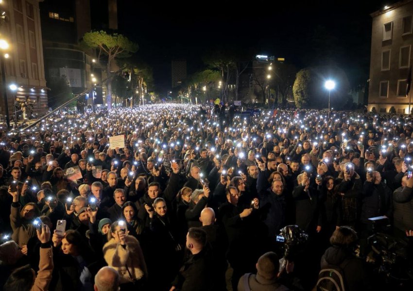 Protesta kombëtare/ Qindra qytetarë nga Vlora dhe Selenica nisen sot drejt kryeqytetit