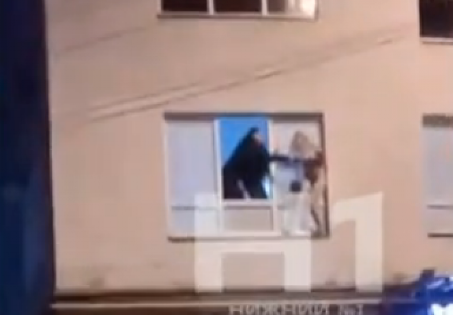 VIDEO nga arratisja, pr*stitut* mbetet varur në dritaren e pallatit