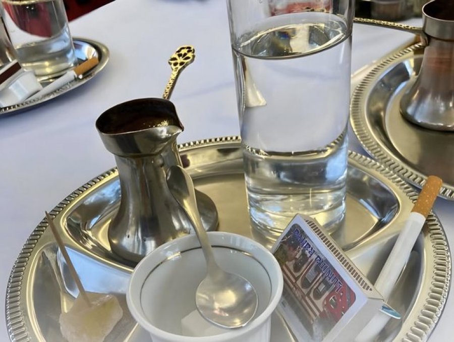 Pse në Sarajevë disa lokale ta sjellin kafenë me cigare?