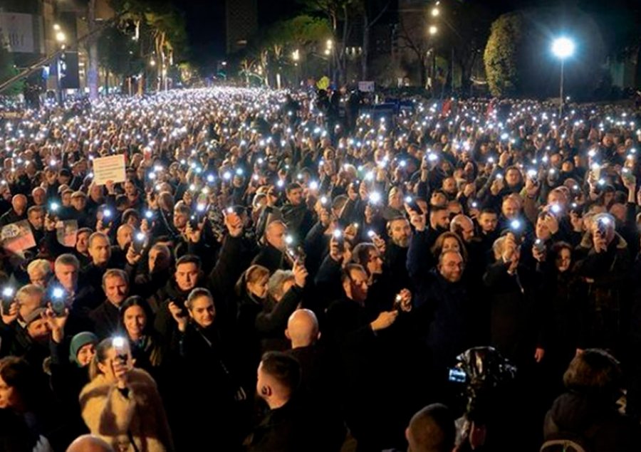 Protesta në 19:00, Berisha thirrje për mobilizim qytetar: Jo me dhunë, por me dinjitet!