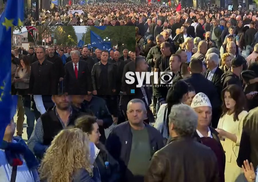 Kreu i PD, Sali Berisha del nga selia blu, niset drejt Kryeministrisë për t'ju bashkuar protestuesve